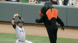 Illustration for article titled Curtis Granderson And The Orioles's Mascot Shared A Moment This Afternoon